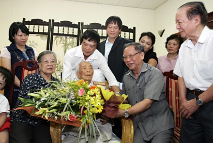 Đại tướng Võ Nguyên Giáp, chủ tịch Danh dự hội Khuyến học Việt Nam nhận bó hoa chúc mừng sinh nhật từ lãnh đạo Hội nhân kỷ niệm sinh nhật lần thứ 99 của Đại tướng (ảnhViệt Hưng)